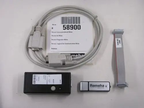Kabel und Gerät von Remeha, einschließlich eines Kommunikationsinterfaces, Kabelverbindungen und einer Anleitung. Das Set besteht aus mehreren Komponenten zur Gerätekommunikation.